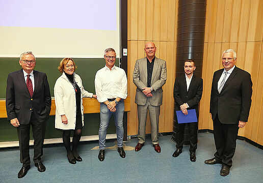 Der Gewinner des Dr. Manfred-Jäger-Preises zusammen mit Stiftungskuratorium und GFFU