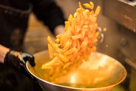 Pommes in Gewürzschale vom Foodtruck Flying Dutchman